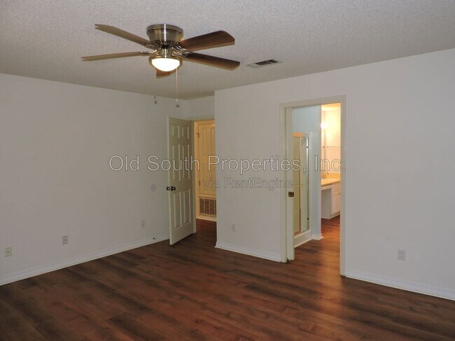 Building Photo - 2552 Southern Oaks Dr