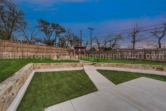 Building Photo - Stunning 4-Bedroom Retreat with Designer T...