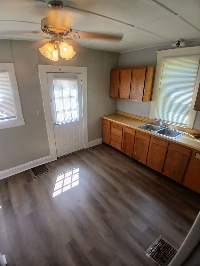 Primary Photo - 1719-1719 1/2 W Adams St