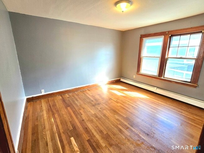 Building Photo - 70 Monroe St