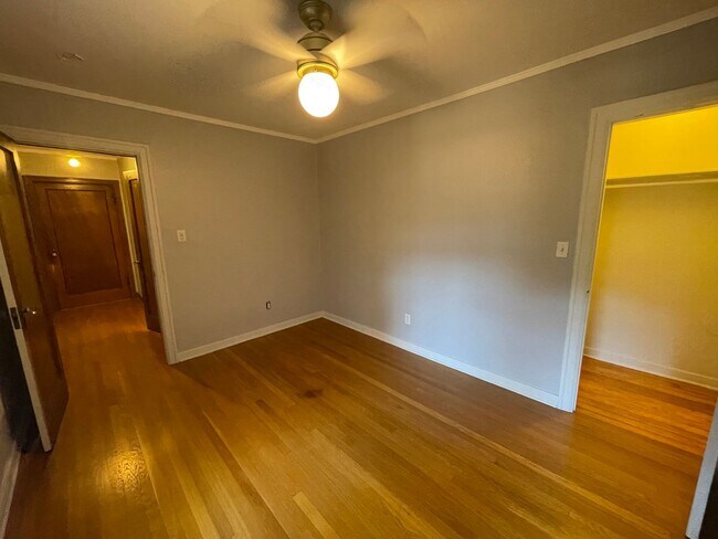 Building Photo - Queens Court Large Charming 1 Bedroom Available Now! Highly Desirable Queen Anne Location