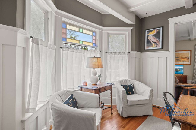 Building Photo - Charming 2-Bedroom Cottage with Modern Com...