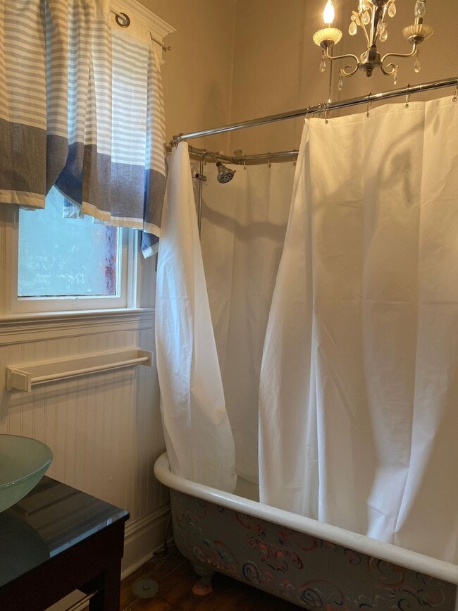 Building Photo - Beautiful 3 bed/2 bath Near Downtown!