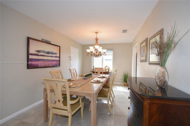 Building Photo - 609 S Crescent Dr