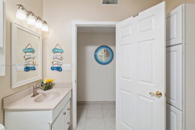 Building Photo - 133 E Silver Palm Ave