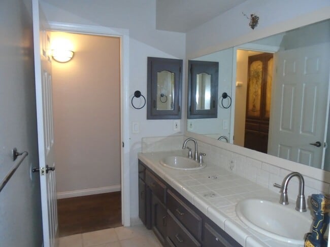 Building Photo - NW - CUSTOM HOME WITH POOL!!