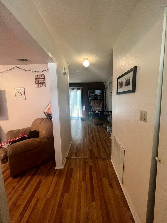 Building Photo - 206 N Lipona Rd