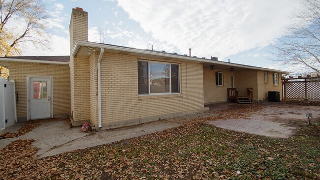 Building Photo - 2455 S Bluff Rd