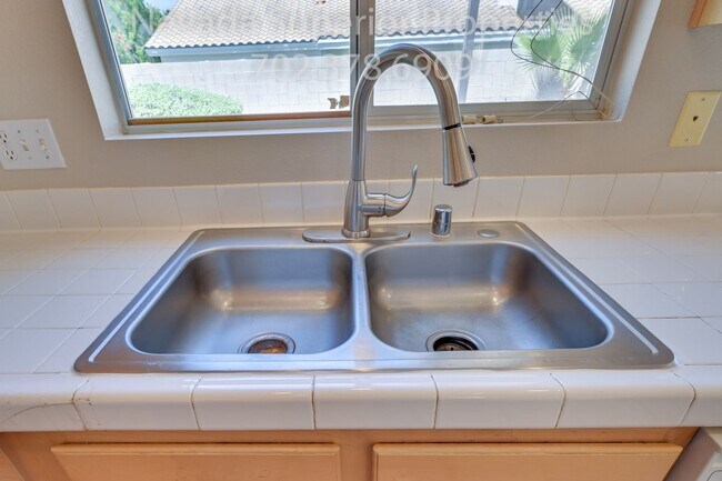 Building Photo - SE Single Story 3 Bedroom Home!!! Low Main...