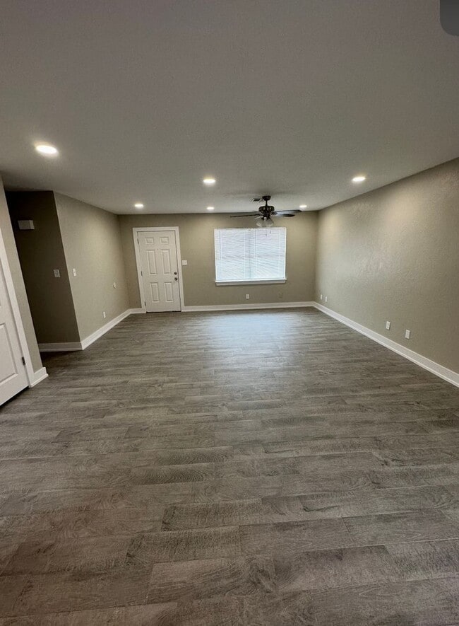 Building Photo - 4 Bedroom 2 Bath Single Family Home