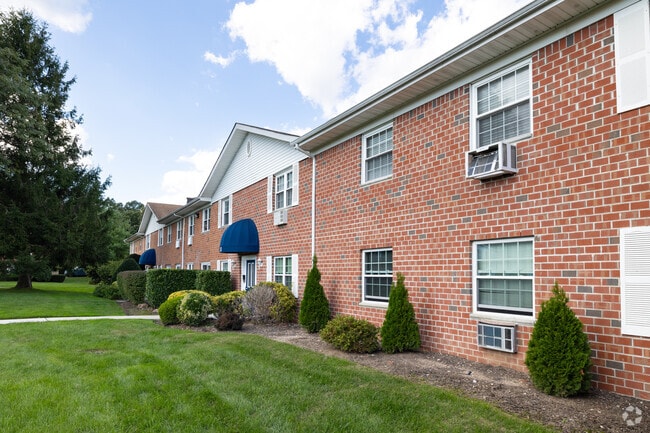 Building Photo - 460 Old Town Rd