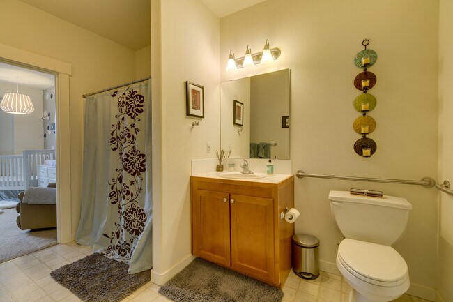 Building Photo - Beautiful open layout 2-level townhome!