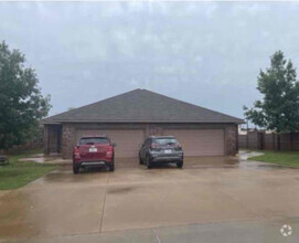 Building Photo - 332 N Bronco Way