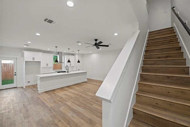 Building Photo - 8421 Venus St