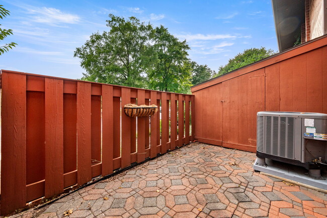 Building Photo - 404 Worthington Dr