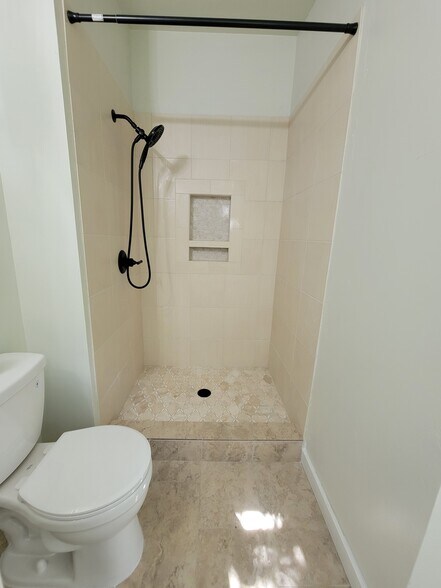Master Bath - 504 Avenue E