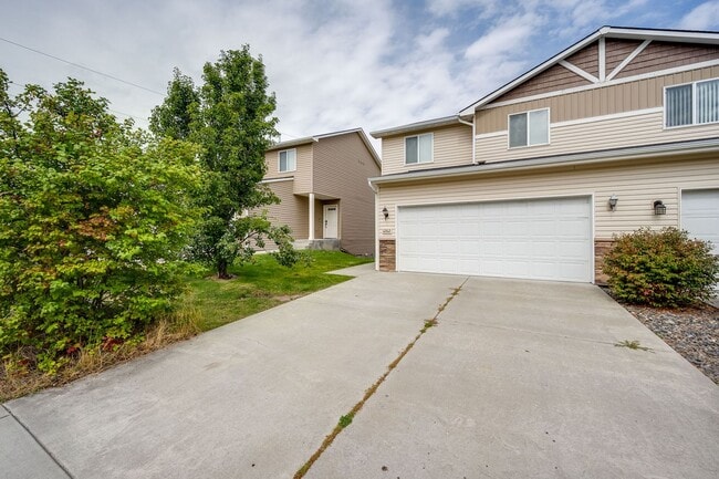 Building Photo - Charming Pullman Retreat with Space to Live and Entertain