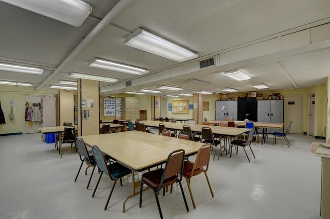 Building Photo - 477 Tilford V