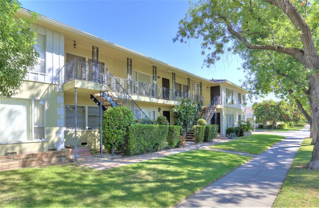 Primary Photo - SUNNY TWO BEDROOM ONE BATH Apartment ***