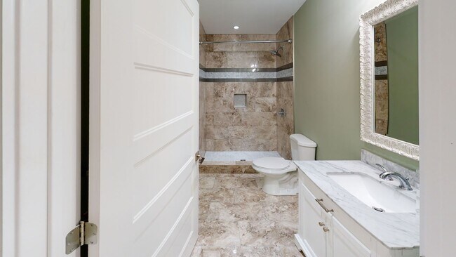 Building Photo - $1710 per Bedroom | 5BR/3BA in Fort Sander...
