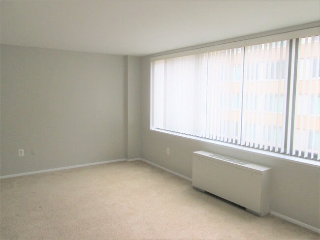 Building Photo - Bright and Spacious Condo in Fantastic Fog...