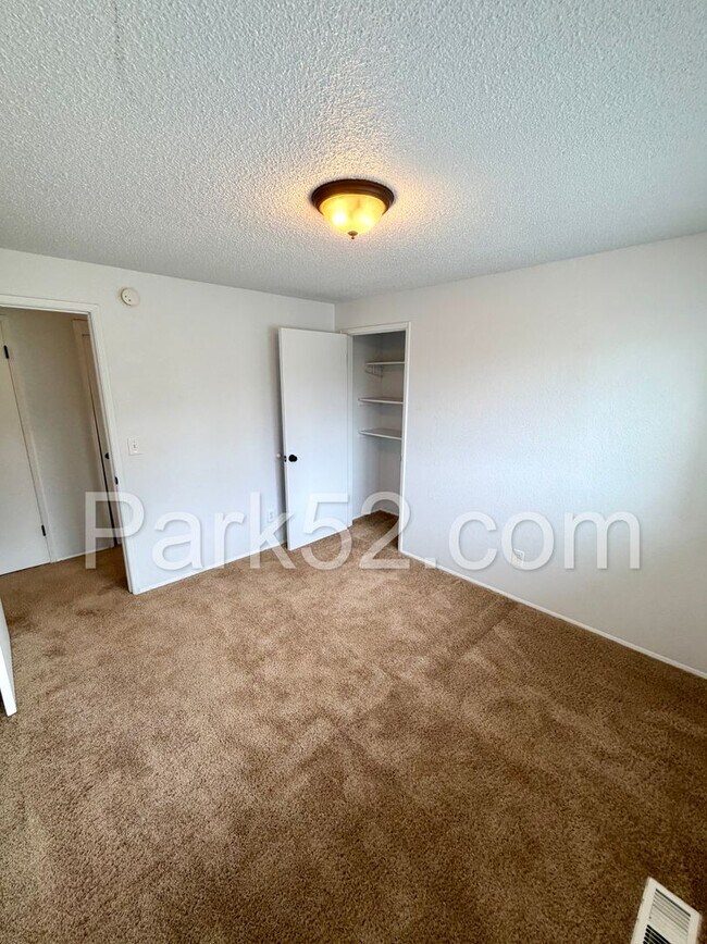 Building Photo - $100 OFF 1st Month's Rent!  Spanaway Area 3 Bedroom Rambler