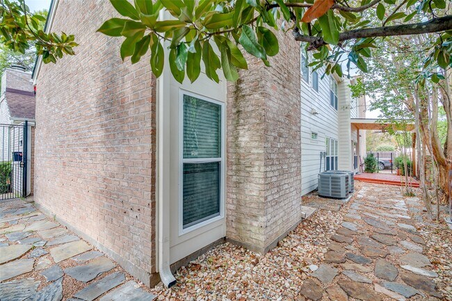 Building Photo - 1037 Town Pl St