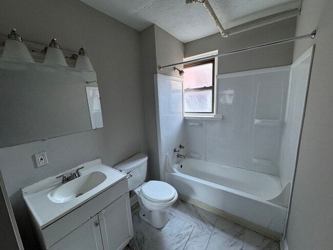 Building Photo - 2773 Hampshire-Unit 3