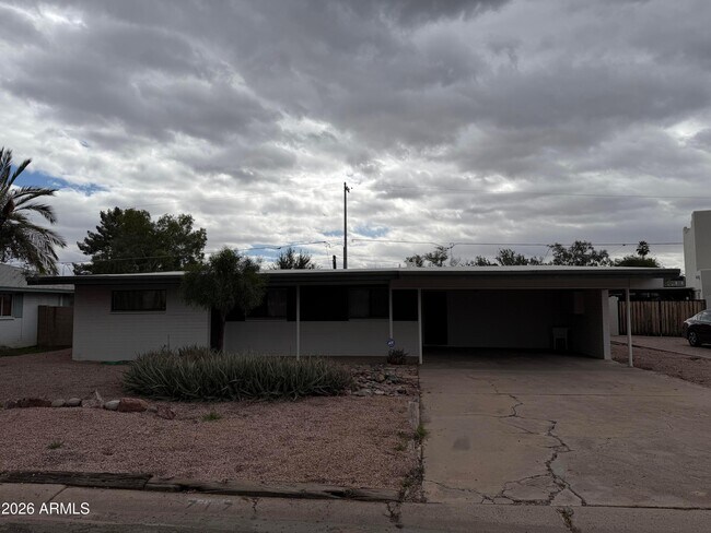 Building Photo - 717 E Granada Dr