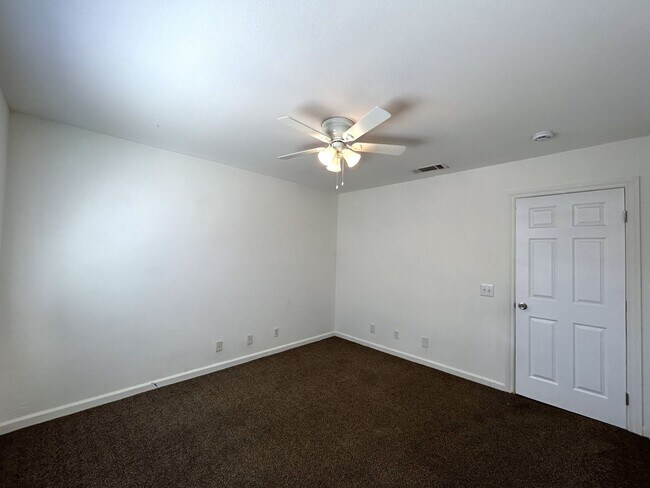 Building Photo - AVAILABLE NOW!! 3 Bedroom 2 Bath Apartment...