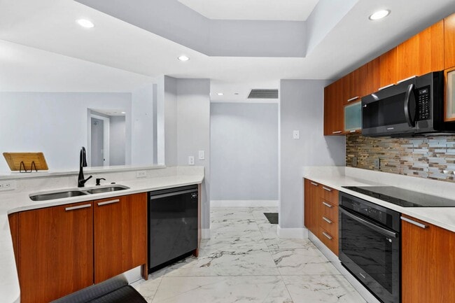 Building Photo - 2/2 in Marina Grande