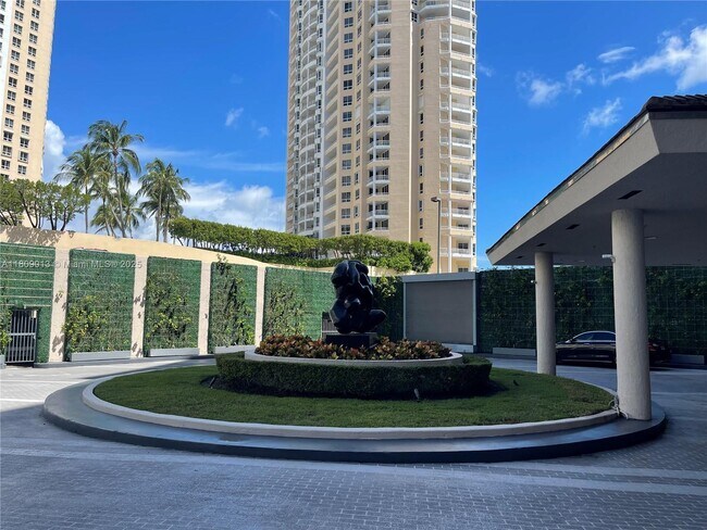 Building Photo - 540 Brickell Key Dr