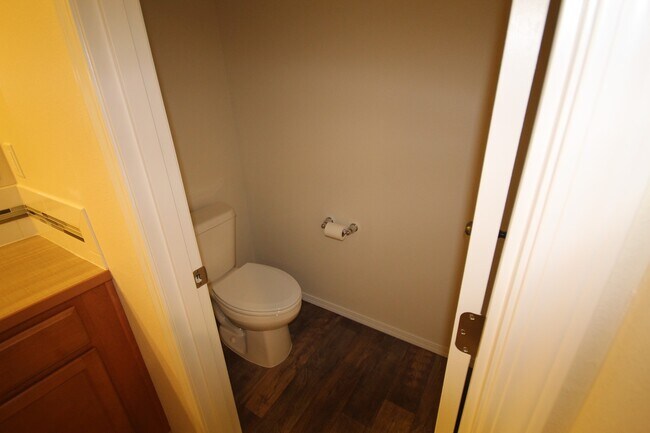 Building Photo - Like New SE Bend House, All Appliances, Do...