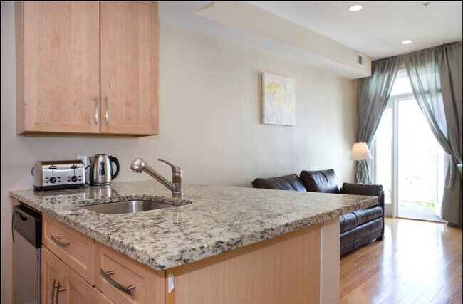 Building Photo - 2803 Ontario Rd NW