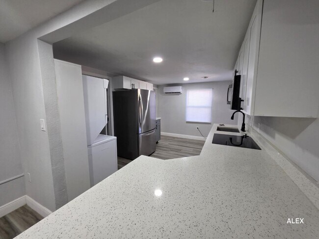 Building Photo - 1100 Beverly Ave NW