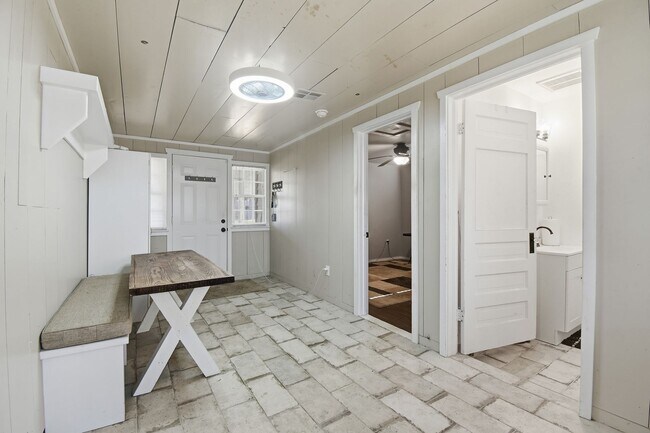 Building Photo - Spacious Home near I-244