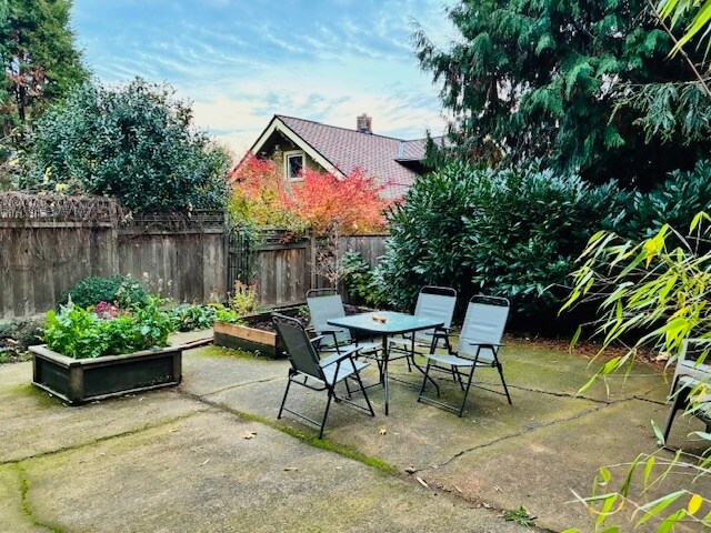 SHARED PATIO - 3334 SE 9th Ave