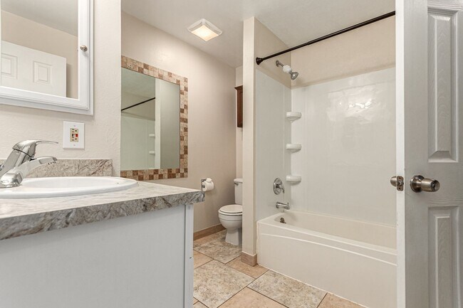 Building Photo - 2 Bed 1.5 Bath Updated Arvada Condo - Available June 5th