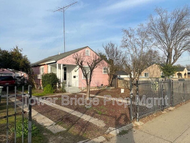 Building Photo - 2871 32nd Ave