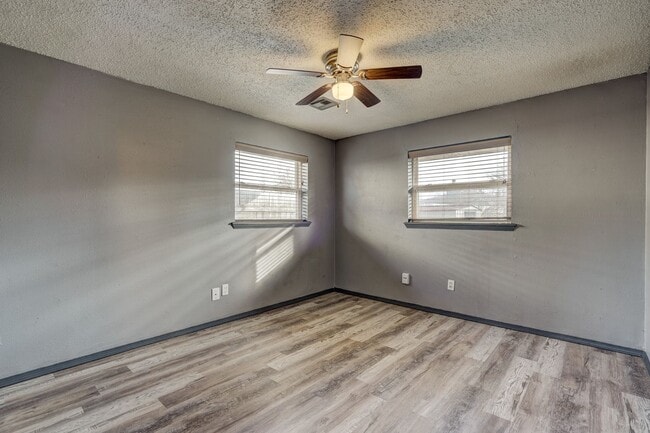 Building Photo - 3 bed, 1.5 bath Home in Yukon, OK