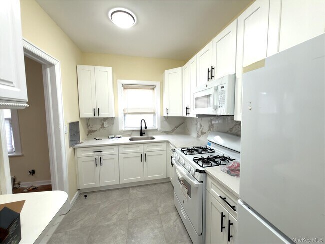 Building Photo - 517 Laurelton Blvd