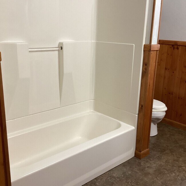 Building Photo - CUTE 4 BEDROOM / 1.5 BATHROOM HOUSE IN LAMAR MO!! WITH CAR GARAGE!