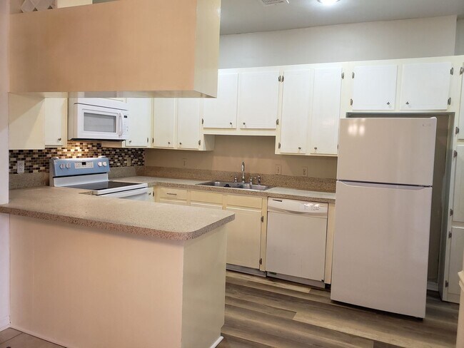 Building Photo - Remodeled 2 bedroom/1&1/2 bathroom in Eastwood on the Bayou