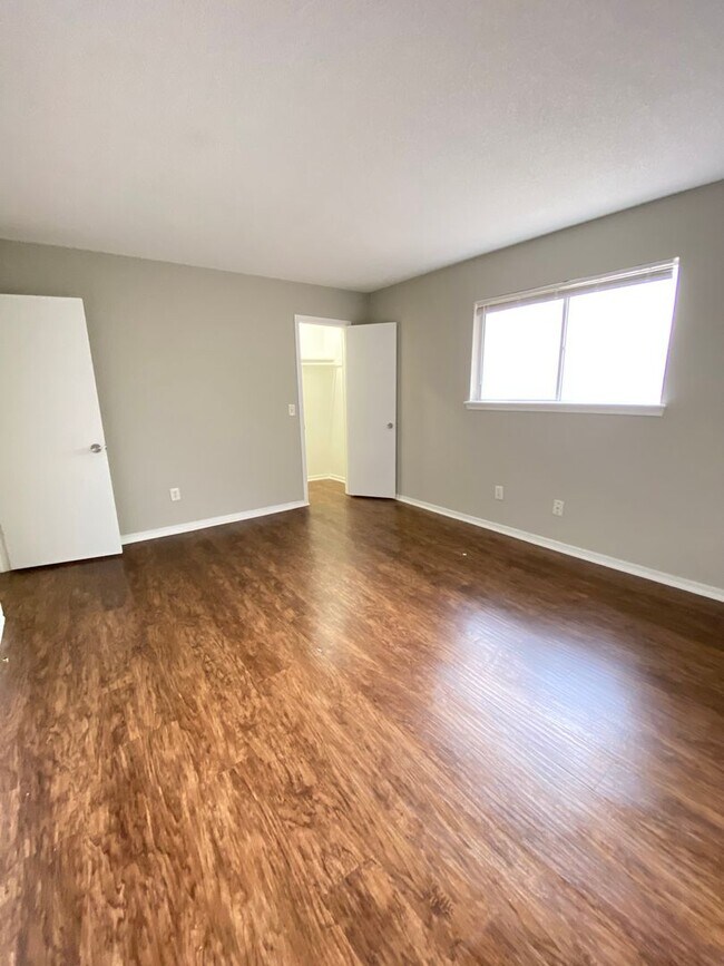 Building Photo - 2 Bedroom 1.5 Bath Apt at the Monterey Squ...