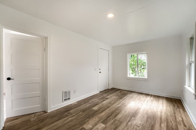 Building Photo - Bright & Charming 2bed/1bath + Mudroom Home in Tacoma!