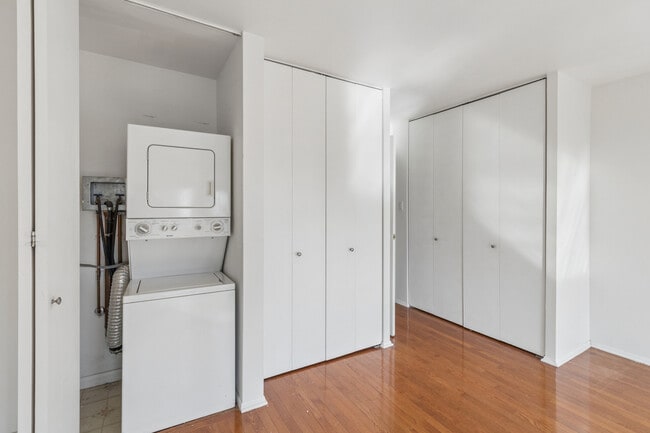 Building Photo - 111 E Chestnut St