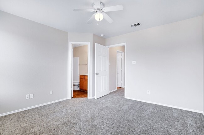 Building Photo - 5815 Golf Bend
