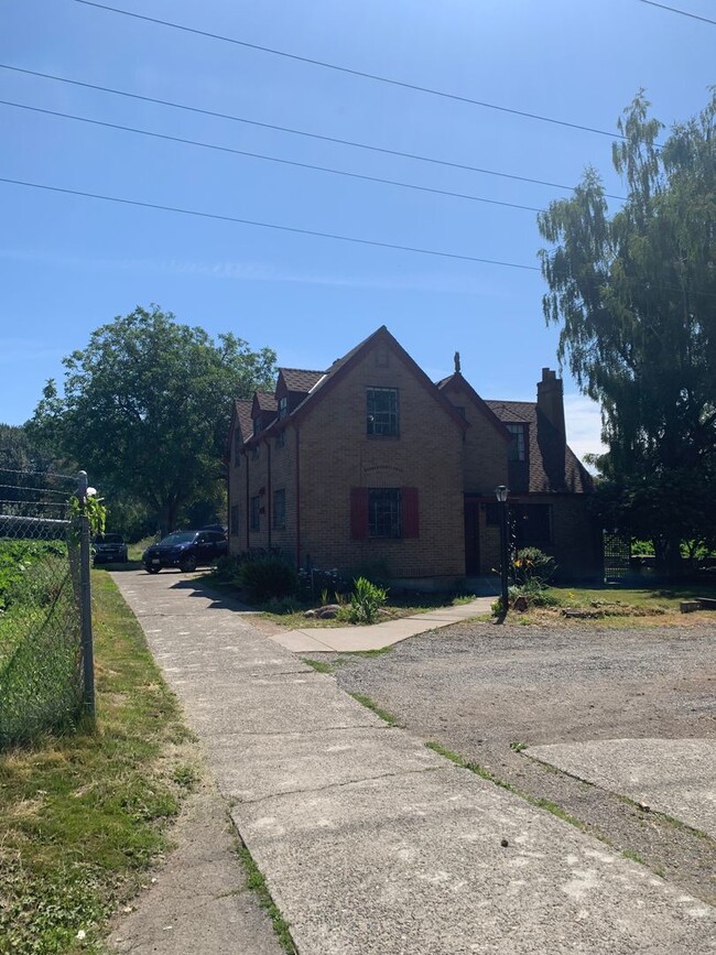 Building Photo - Sumner! New Price!