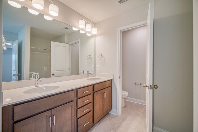 Building Photo - Gorgeous 4 BR, 3 BA Home With Easy Access ...