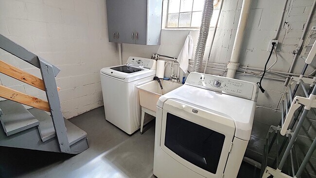 Building Photo - *Beautifully Updated & Charming 3BD/1BA Single-Family Home Available in West Mifflin*